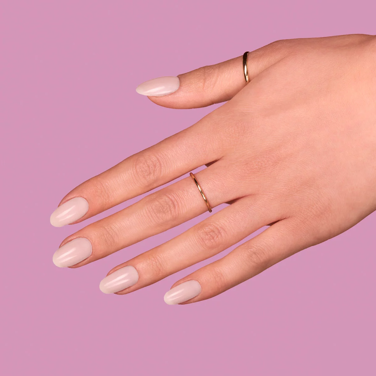 Manicura con esmalte Semilac 389 Coconut Ice Cream sobre fondo rosa