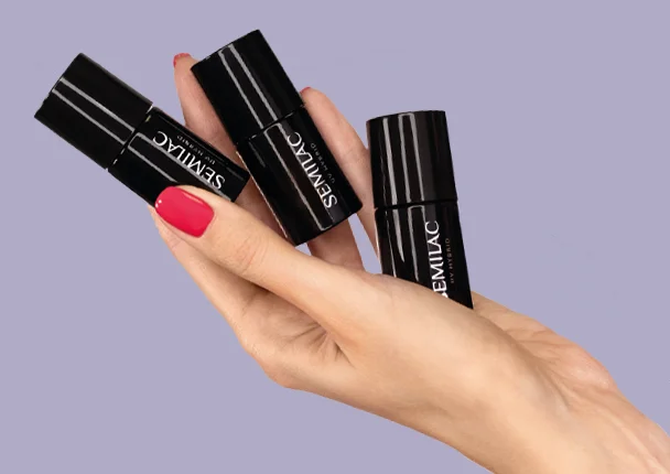 Mano con tres frascos de esmalte semipermanente Semilac