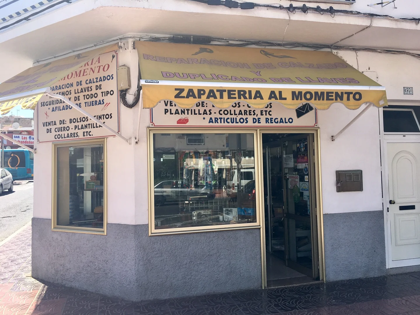 Fachada de Zapatero al Momento en Avenida de Canarias, 320, esquina con Viera y Clavijo