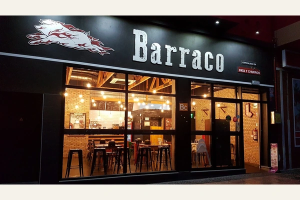 Fachada iluminada de Barraco, en la calle Canalejas de Vecindario