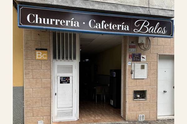 Entrada de la Cafetería y Churrería Balos, en la calle Puccini Entrada de la Cafetería y Churrería Balos, en la calle Puccini
