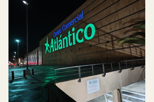 Fachada nocturna del Centro Comercial Atlántico de Vecindario Fachada nocturna del Centro Comercial Atlántico de Vecindario