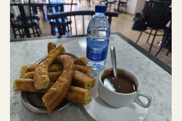Churros y café en una fotografía de la Churrería Vecindario
