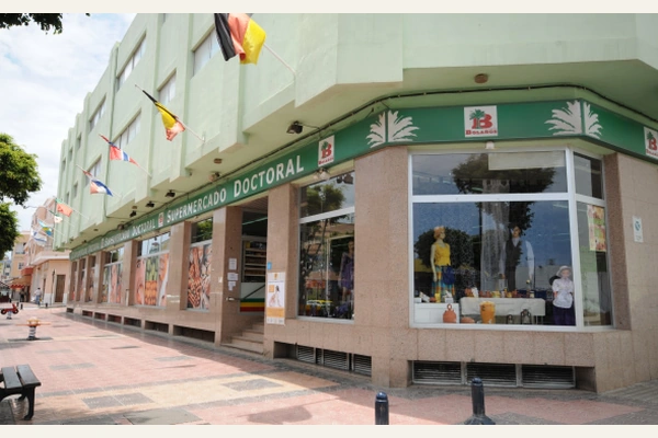 Fachada de Supermercado Bolaños Doctoral con su rótulo completo, en Avenida de Canarias, 468