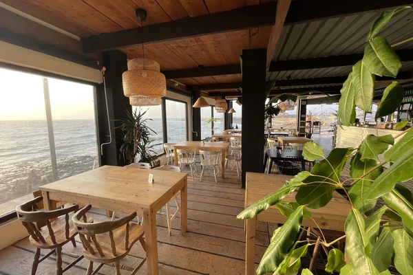 Terraza de Restaurante El Viento frente al mar en Pozo Izquierdo