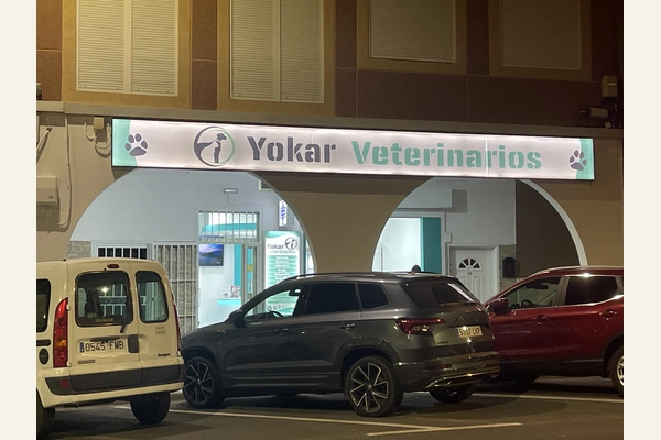 Fachada de Yokar Veterinarios, en la calle La Cerruda de Vecindario