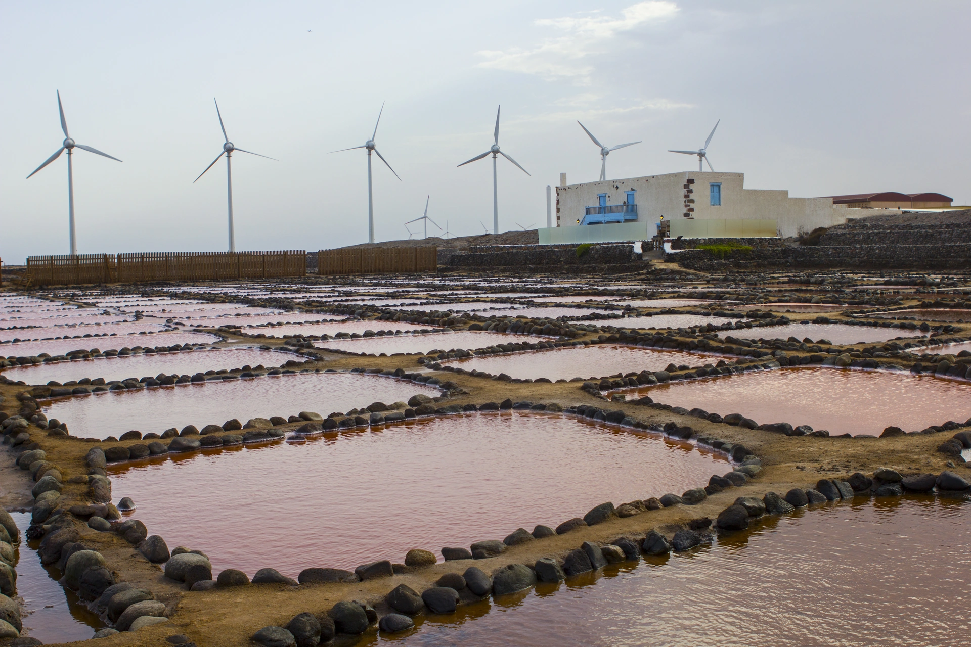 Salinas de Tenefé junto a la costa de Santa Lucía de Tirajana
