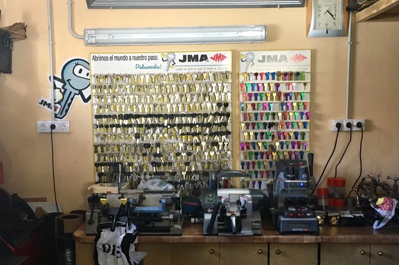 Interior de un taller de Vecindario, con llaves y máquinas de trabajo
