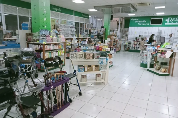 Interior de la farmacia de Beatriz Reig Schmidt en la calle Guatiza, 10, Vecindario